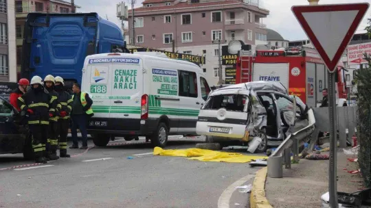 Hafif ticari araç 3 genç kıza mezar oldu