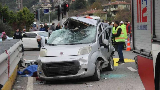 Hafif ticari araç 3 genç kıza mezar oldu