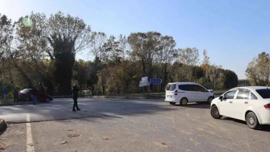 Hafif ticari araç ile otomobil kavşakta çarpıştı: 4 yaralı