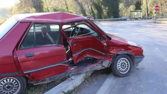 Hafif ticari araç ile otomobil kavşakta çarpıştı: 4 yaralı