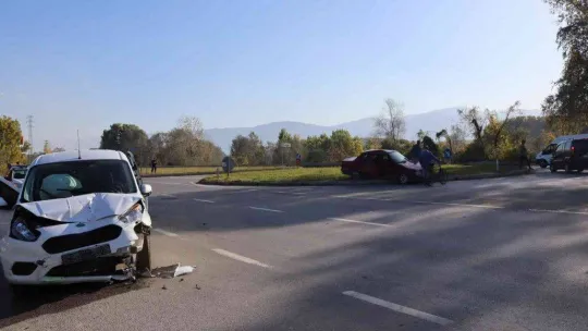 Hafif ticari araç ile otomobil kavşakta çarpıştı: 4 yaralı