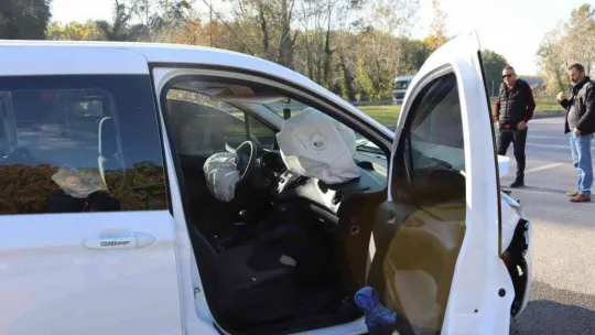 Hafif ticari araç ile otomobil kavşakta çarpıştı: 4 yaralı