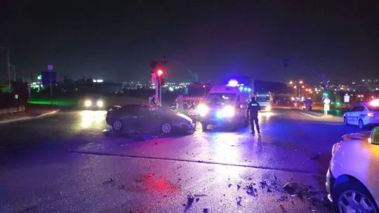 Hafif ticari araç ile otomobil çarpıştı: 4 yaralı