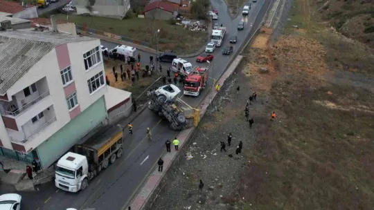 Hafriyat kamyonu otomobilin üzerine devrildi