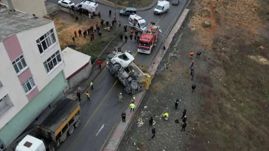 Hafriyat kamyonu otomobilin üzerine devrildi
