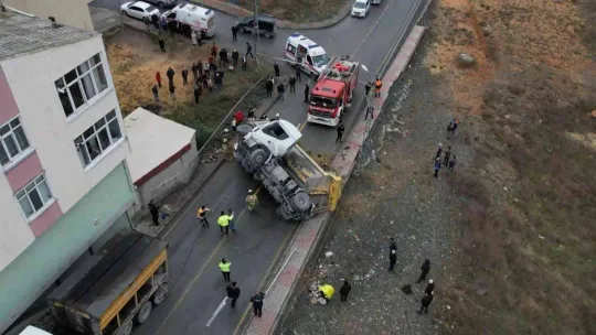 Hafriyat kamyonu otomobilin üzerine devrildi
