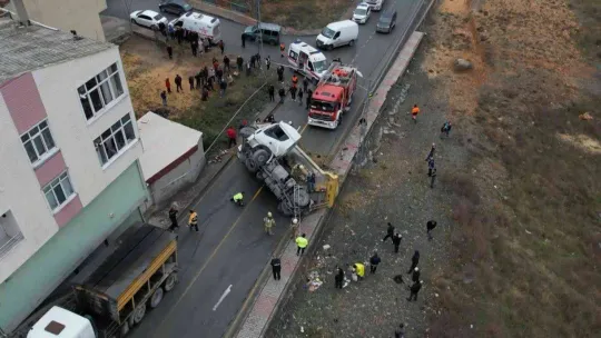 Hafriyat kamyonu otomobilin üzerine devrildi