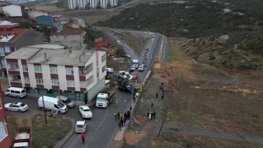 Hafriyat kamyonu otomobilin üzerine devrildi