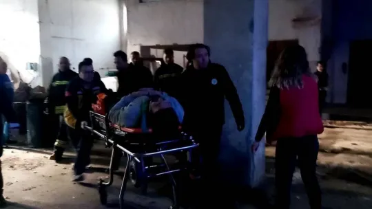 Halatı boşalan asansör zemine çakıldı, sıkışan 2 işçi yaralandı