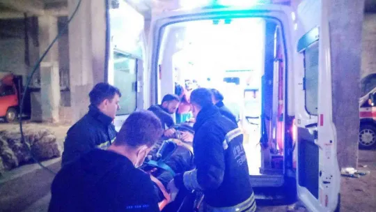 Halatı boşalan asansör zemine çakıldı, sıkışan 2 işçi yaralandı