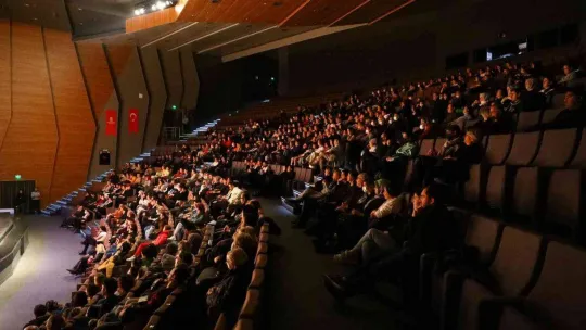 Haldun Dormen'in Yönettiği 'Karmakarışık' Başakşehir'de Sahnelendi