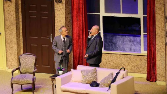 Haldun Dormen'in Yönettiği 'Karmakarışık' Başakşehir'de Sahnelendi