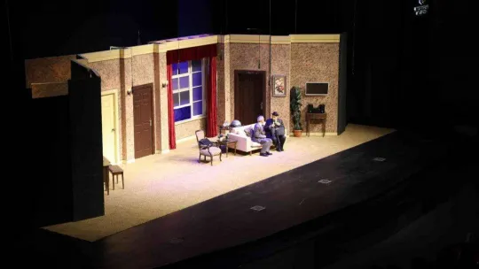 Haldun Dormen'in Yönettiği 'Karmakarışık' Başakşehir'de Sahnelendi