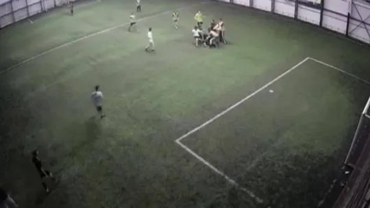 Halı saha boks ringine döndü, kalabalık zor ayırdı