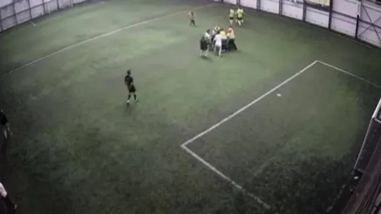 Halı saha boks ringine döndü, kalabalık zor ayırdı