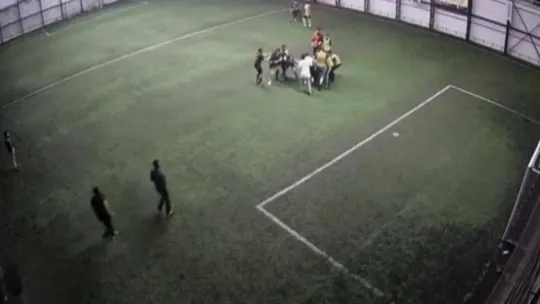 Halı saha boks ringine döndü, kalabalık zor ayırdı