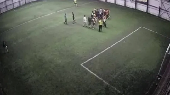 Halı saha boks ringine döndü, kalabalık zor ayırdı