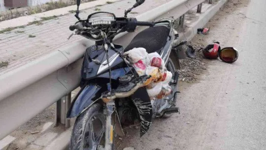 Halk otobüsüyle kafa kafaya çarpışan motosikletin sürücüsü ağır yaralandı
