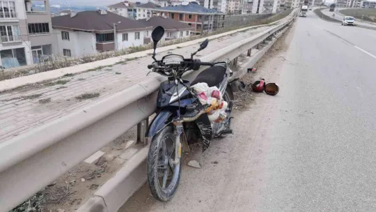 Halk otobüsüyle kafa kafaya çarpışan motosikletin sürücüsü hayatını kaybetti