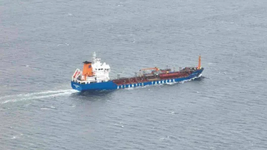 Ham petrol yüklü gemiler, kısmi olarak İstanbul Boğazı'ndaki geçişine devam ediyor