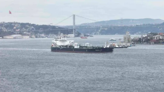 Ham petrol yüklü gemiler, kısmi olarak İstanbul Boğazı'ndaki geçişine devam ediyor