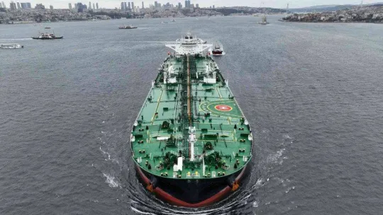 Ham petrol yüklü gemiler, kısmi olarak İstanbul Boğazı'ndaki geçişine devam ediyor