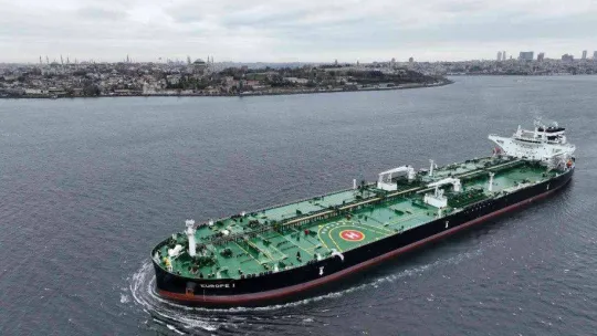 Ham petrol yüklü gemiler, kısmi olarak İstanbul Boğazı'ndaki geçişine devam ediyor