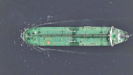 Ham petrol yüklü gemiler, kısmi olarak İstanbul Boğazı'ndaki geçişine devam ediyor