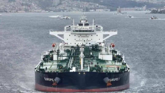 Ham petrol yüklü gemiler, kısmi olarak İstanbul Boğazı'ndaki geçişine devam ediyor