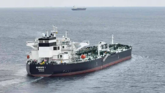 Ham petrol yüklü gemiler, kısmi olarak İstanbul Boğazı'ndaki geçişine devam ediyor