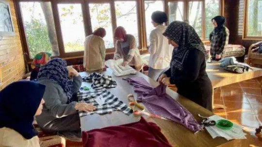 Hamarat kadınlar 'geleceklerini dikiyor'