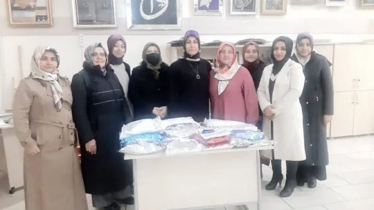 Hanım Evleri kursiyerleri çocuklara kıyafet yardımı yapıyor