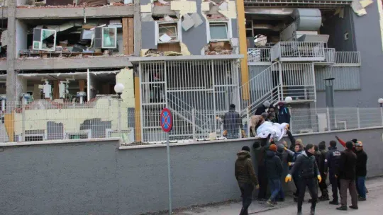 Hasar gören hastanede mahsur kalan hastalar, İHA muhabirlerince kurtarıldı