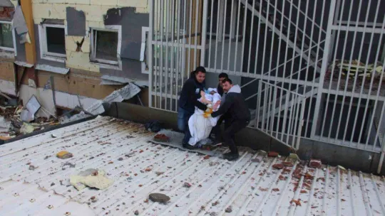 Hasar gören hastanede mahsur kalan hastalar, İHA muhabirlerince kurtarıldı