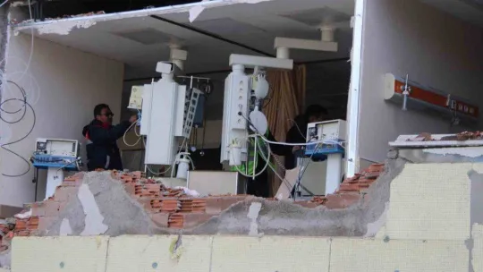 Hasar gören hastanede mahsur kalan hastalar, İHA muhabirlerince kurtarıldı