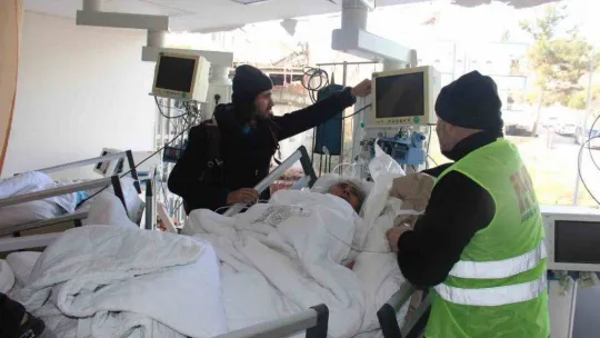 Hasar gören hastanede mahsur kalan hastalar, İHA muhabirlerince kurtarıldı