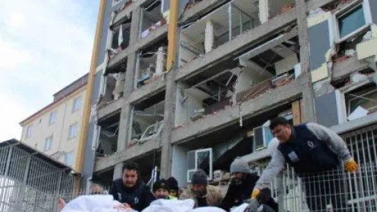 Hasar gören hastanede mahsur kalan hastalar, İHA muhabirlerince kurtarıldı