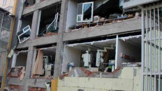 Hasar gören hastanede mahsur kalan hastalar, İHA muhabirlerince kurtarıldı