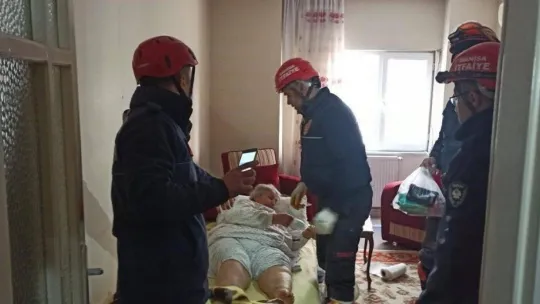 Hasarlı binada mahsur kalan yaşlı kadın kurtarıldı