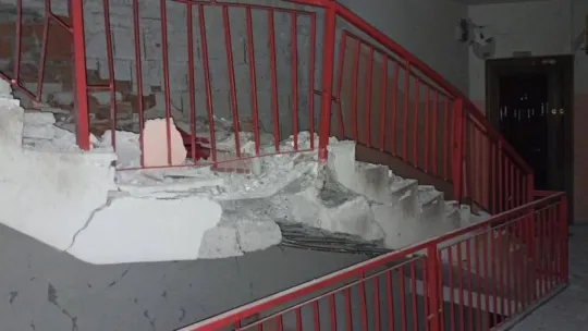 Hasarlı binada mahsur kalan yaşlı kadın kurtarıldı