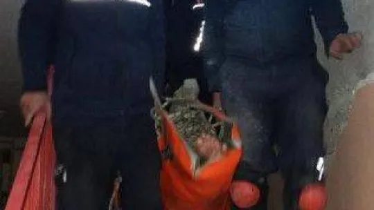 Hasarlı binada mahsur kalan yaşlı kadın kurtarıldı