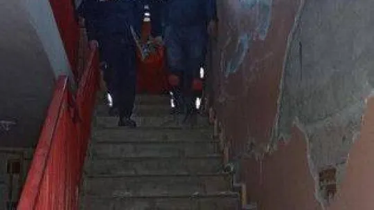 Hasarlı binada mahsur kalan yaşlı kadın kurtarıldı