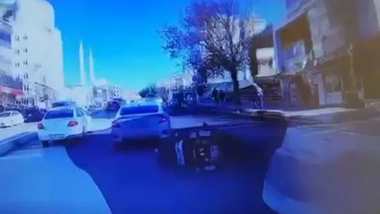 Hatalı şerit değiştirip motosikletliye çarptı, arkasına dahi bakmadan kaçtı