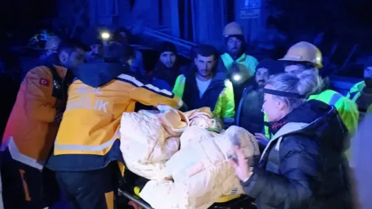 Hatay Antakya'da bir kadın sağ kurtarıldı