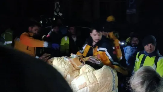 Hatay Antakya'da bir kadın sağ kurtarıldı