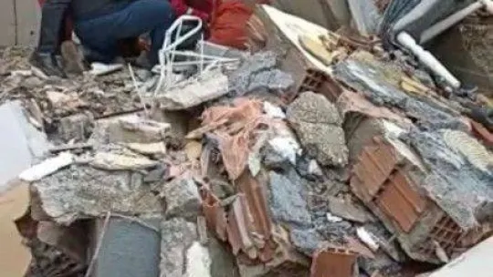 Hatay'da 4'ü çocuk 6 kişi enkazdan sağ çıkarıldı