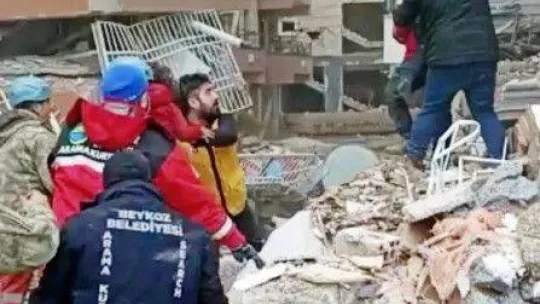 Hatay'da 4'ü çocuk 6 kişi enkazdan sağ çıkarıldı