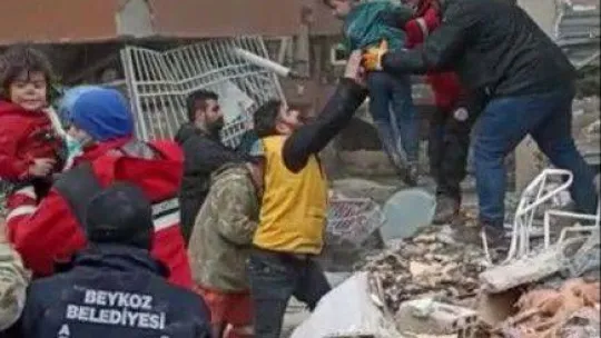 Hatay'da 4'ü çocuk 6 kişi enkazdan sağ çıkarıldı