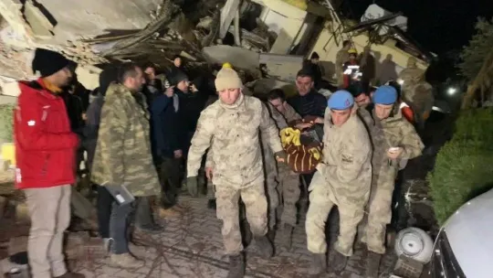 Hatay'da 42 saat sonra enkazdan kurtarılan Fatma teyze: 'Hepinizi çok seviyorum'