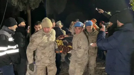 Hatay'da 42 saat sonra enkazdan kurtarılan Fatma teyze: 'Hepinizi çok seviyorum'